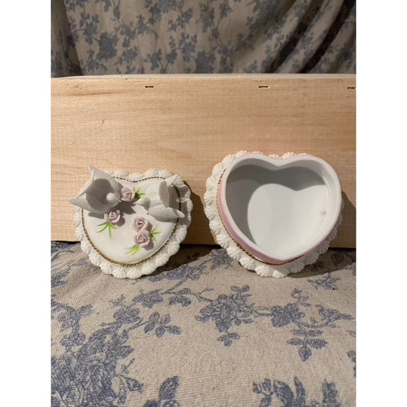Vintage 1987 Lefton Heart Shaped Pair of Trinket Box with Doves - Picture 2 of 15